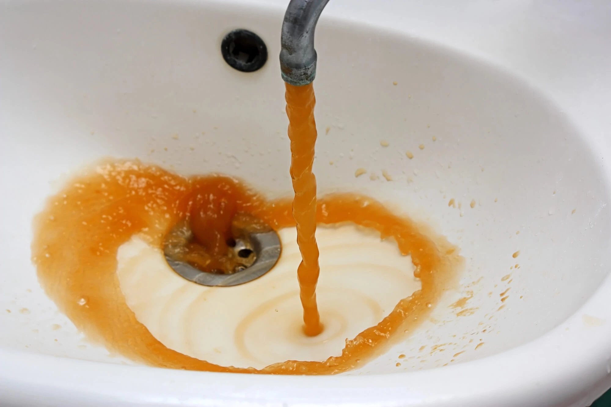 Stained Fauced Water Needing an Emergency Plumbing Service